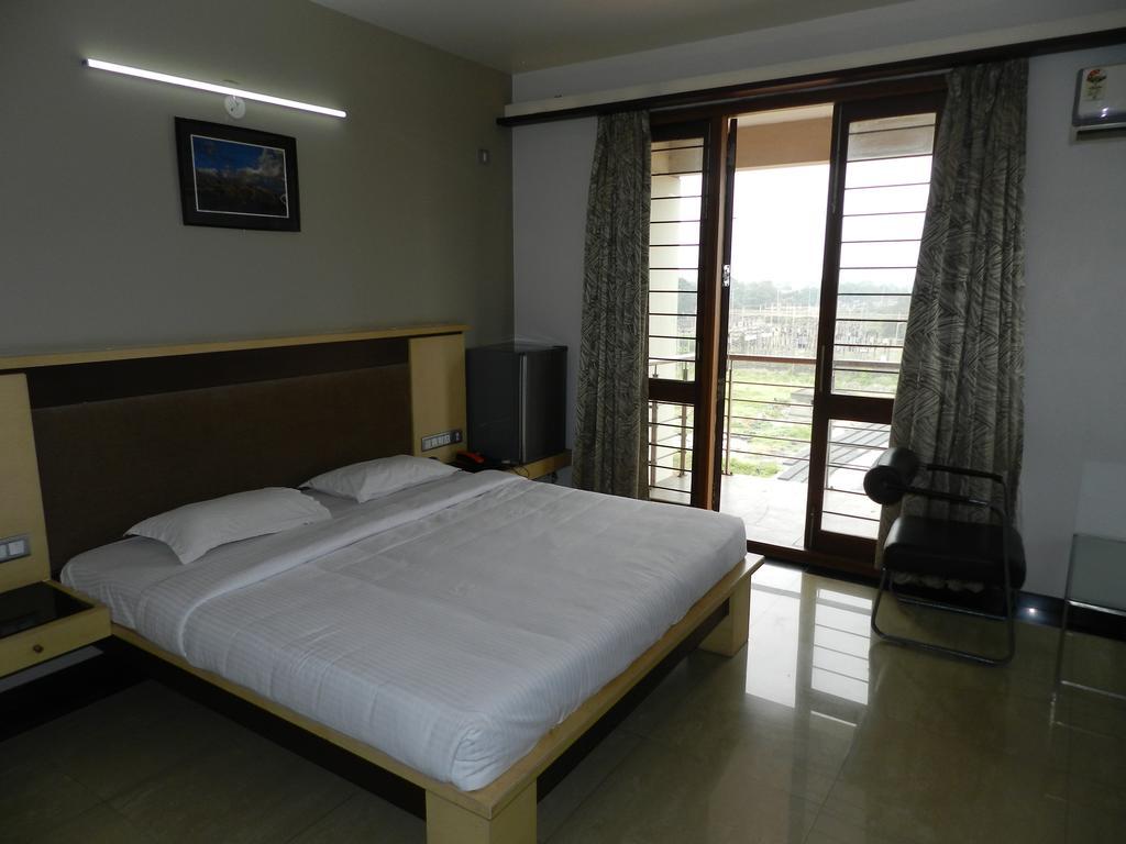 Hotel Rock Regency Toranagallu Екстер'єр фото